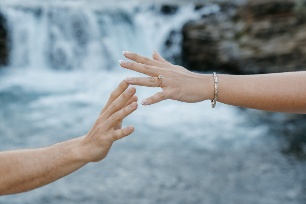 how-to-use-engagement-photos-wedding
